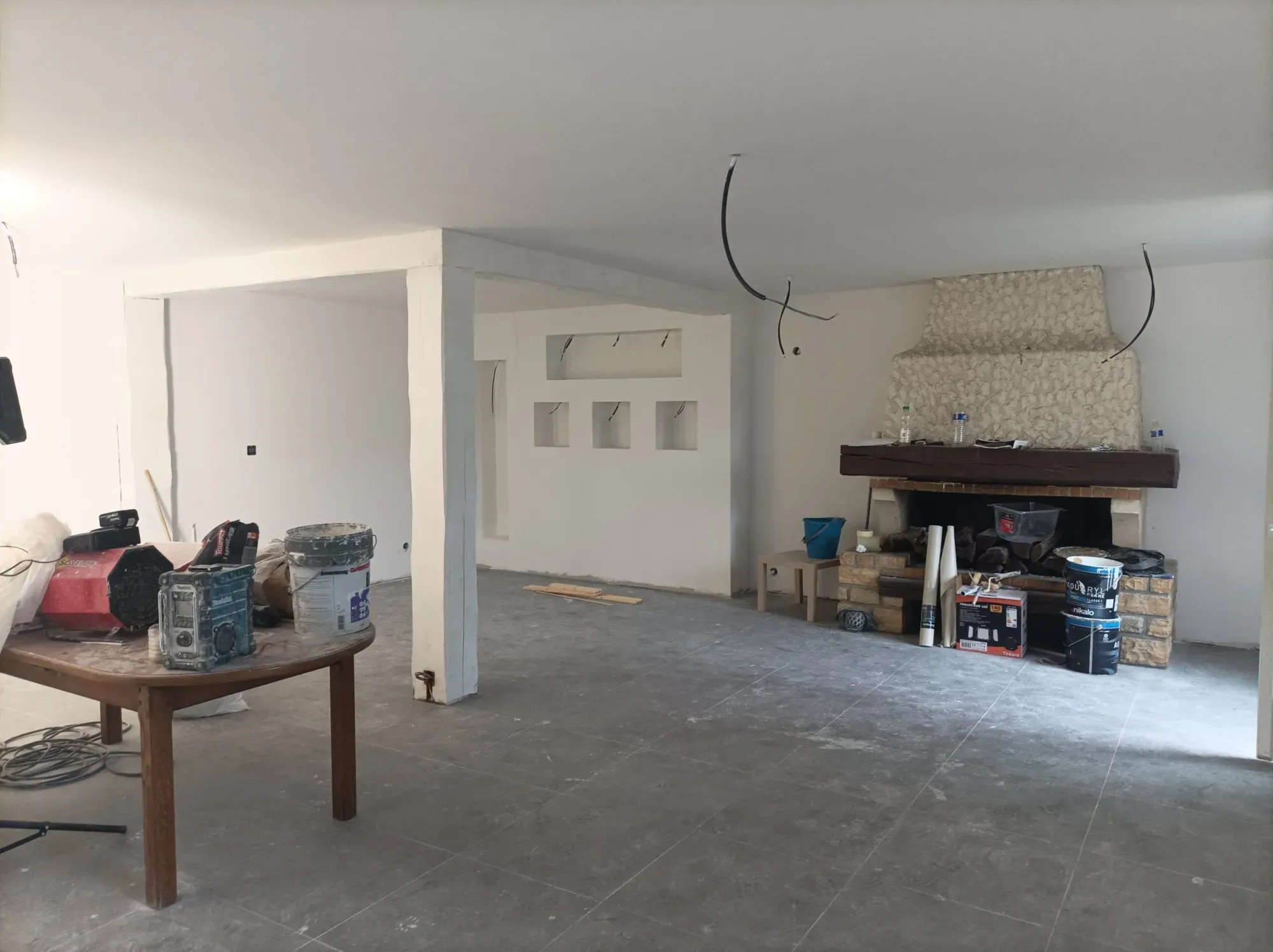 renovation-interieur-salon-avec-creation-de-niche-sur-mesure-scaled