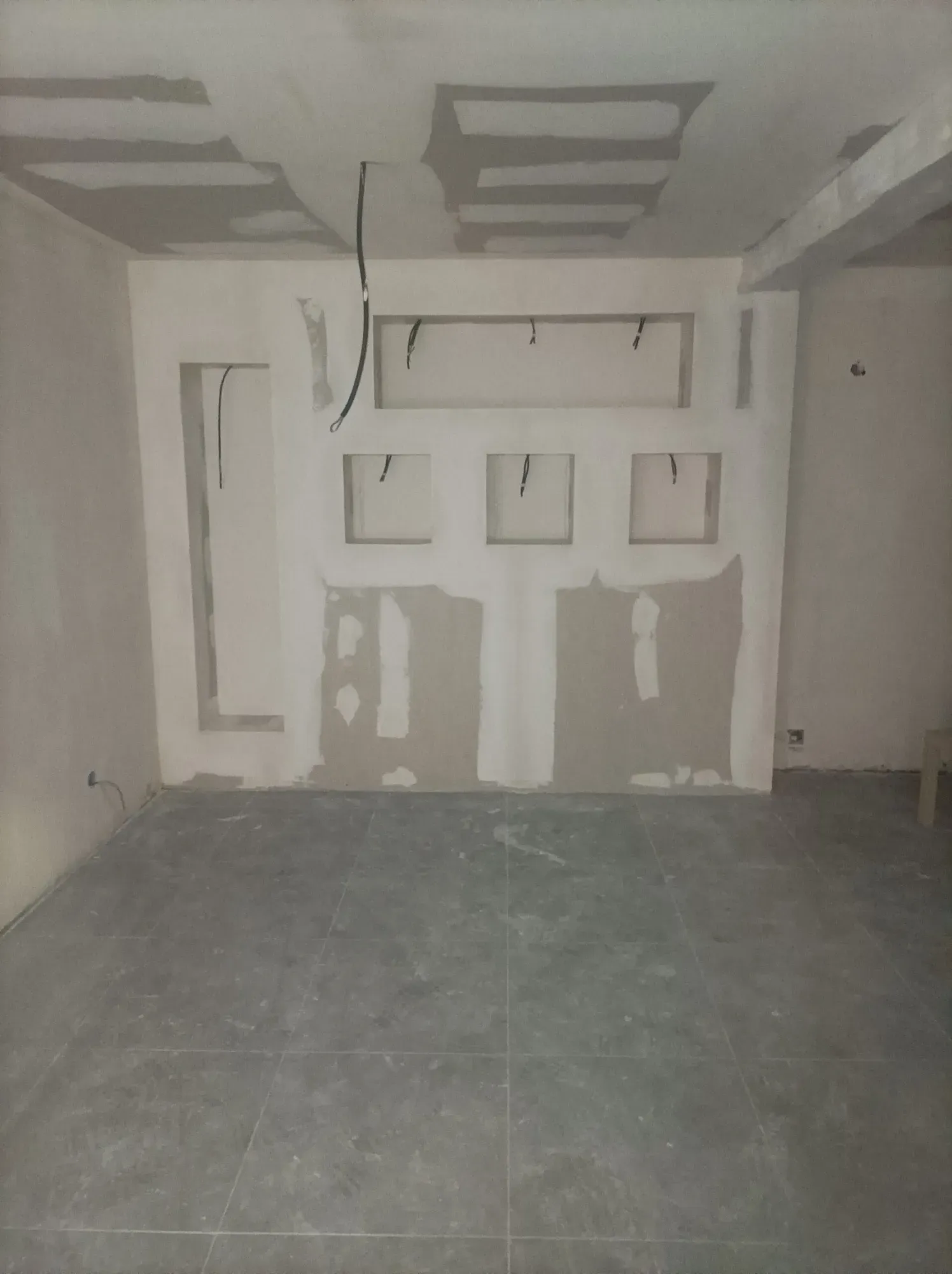 renovation-interieur-salon-avec-creation-de-niche-les-mathes-scaled