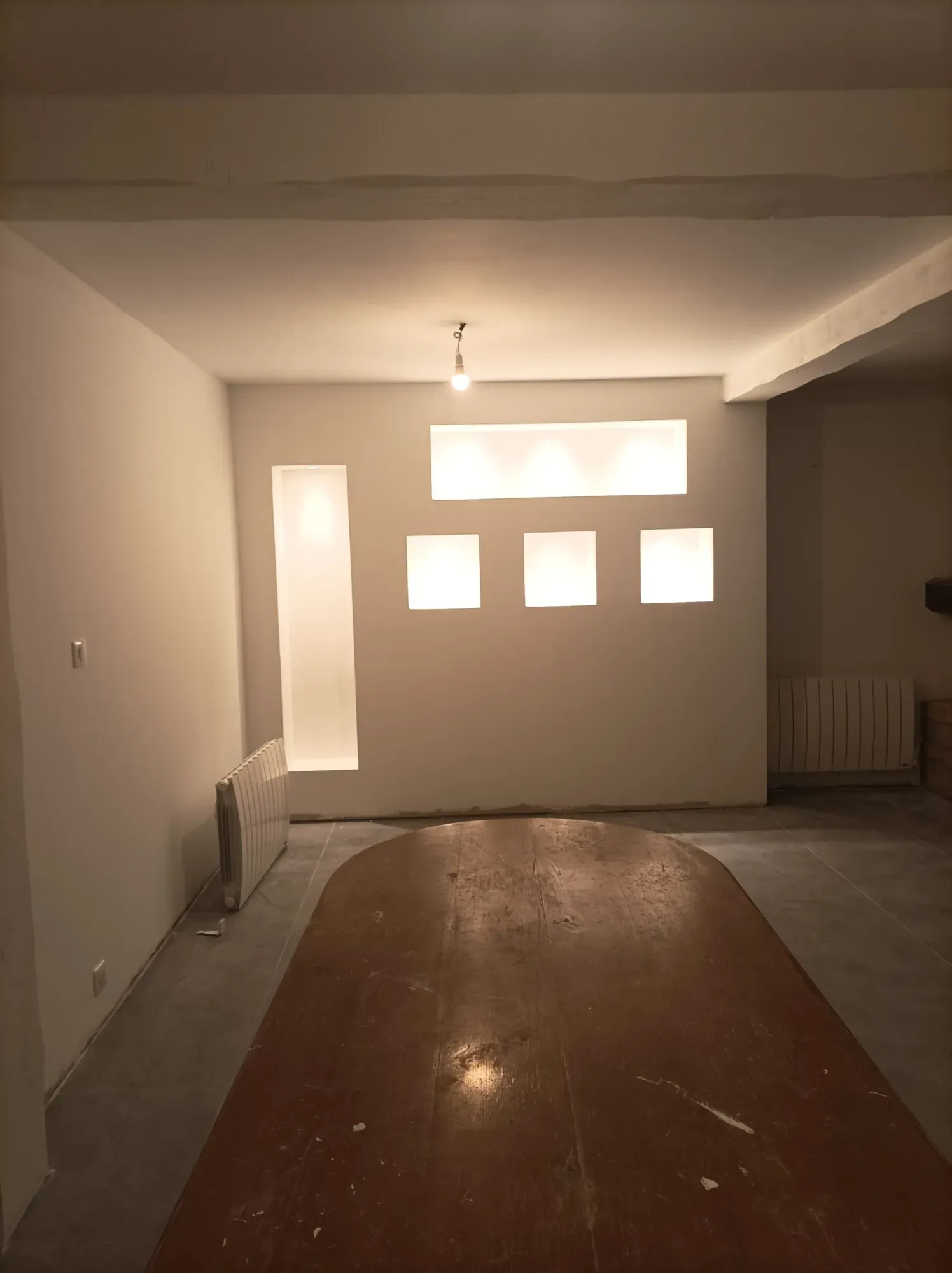 renovation-interieur-salon-avec-creation-de-niche-sur-mesure-les-mathes-scaled